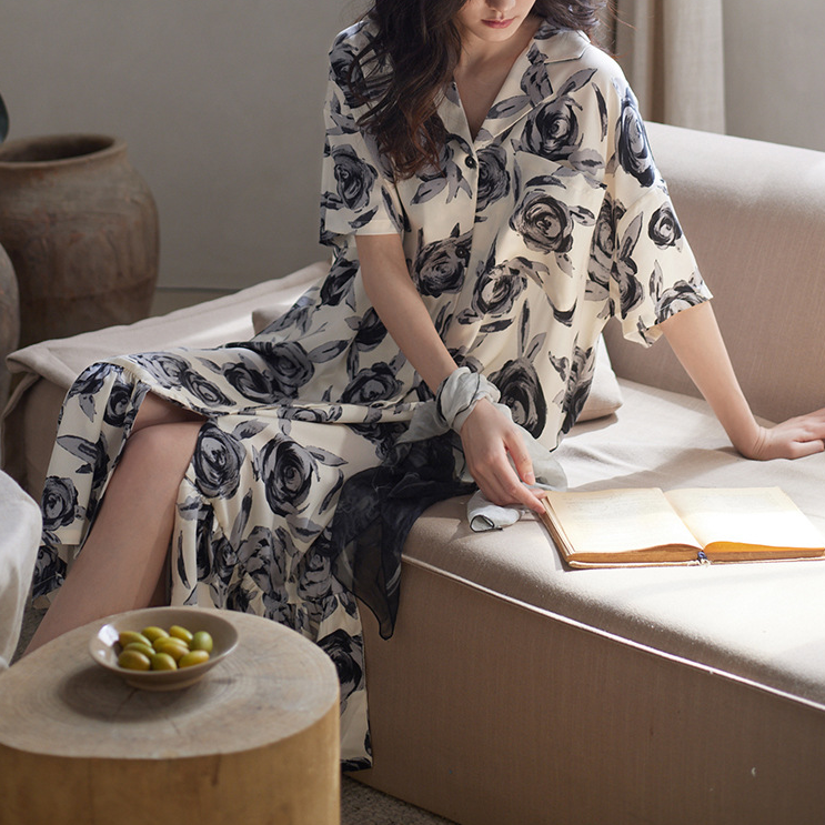 Chemise de nuit longue en satin de style vintage avec motif rose