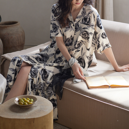 Chemise de nuit longue en satin de style vintage avec motif rose