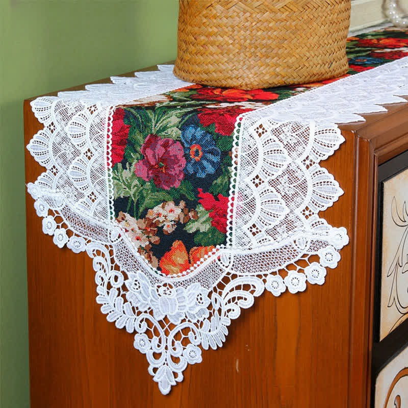 Chemin de table patchwork vintage avec dentelle florale
