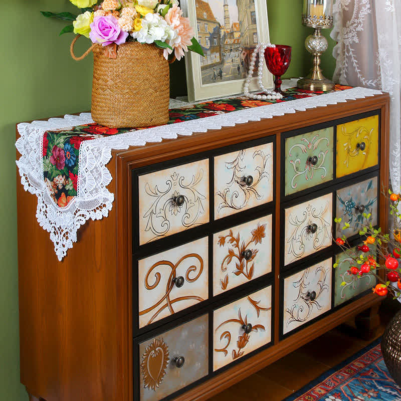 Chemin de table patchwork vintage avec dentelle florale