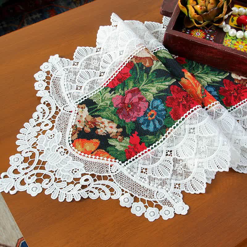 Chemin de table patchwork vintage avec dentelle florale