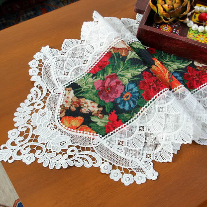 Chemin de table patchwork vintage avec dentelle florale