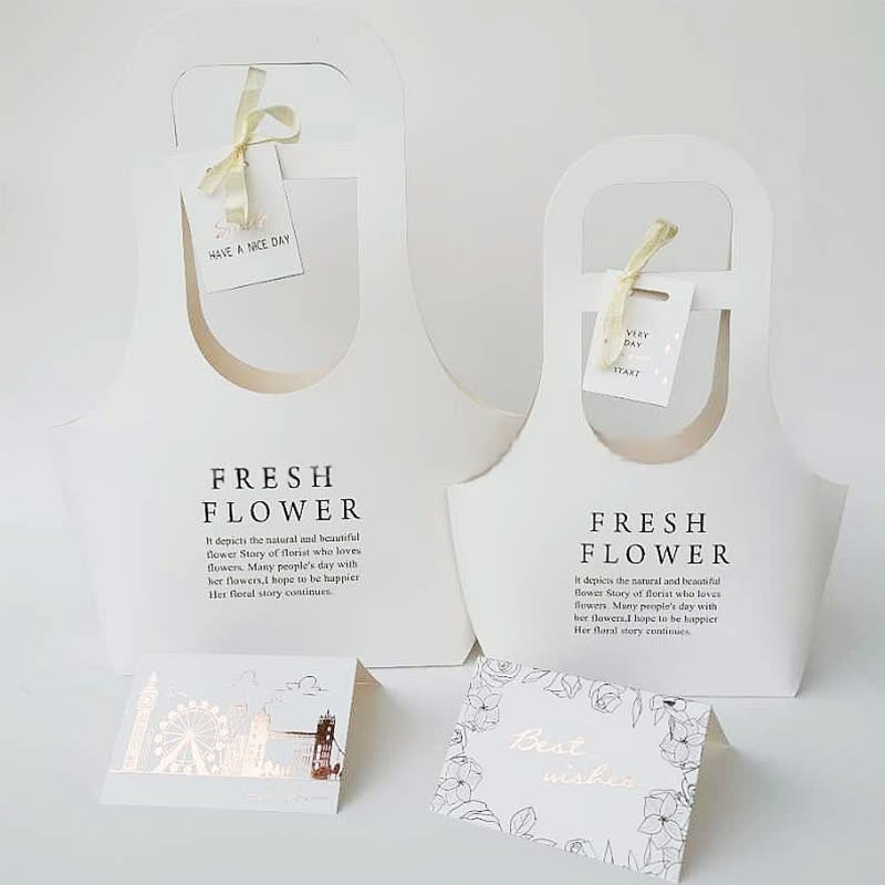 Sacs cadeaux en papier kraft avec motif floral et poignée