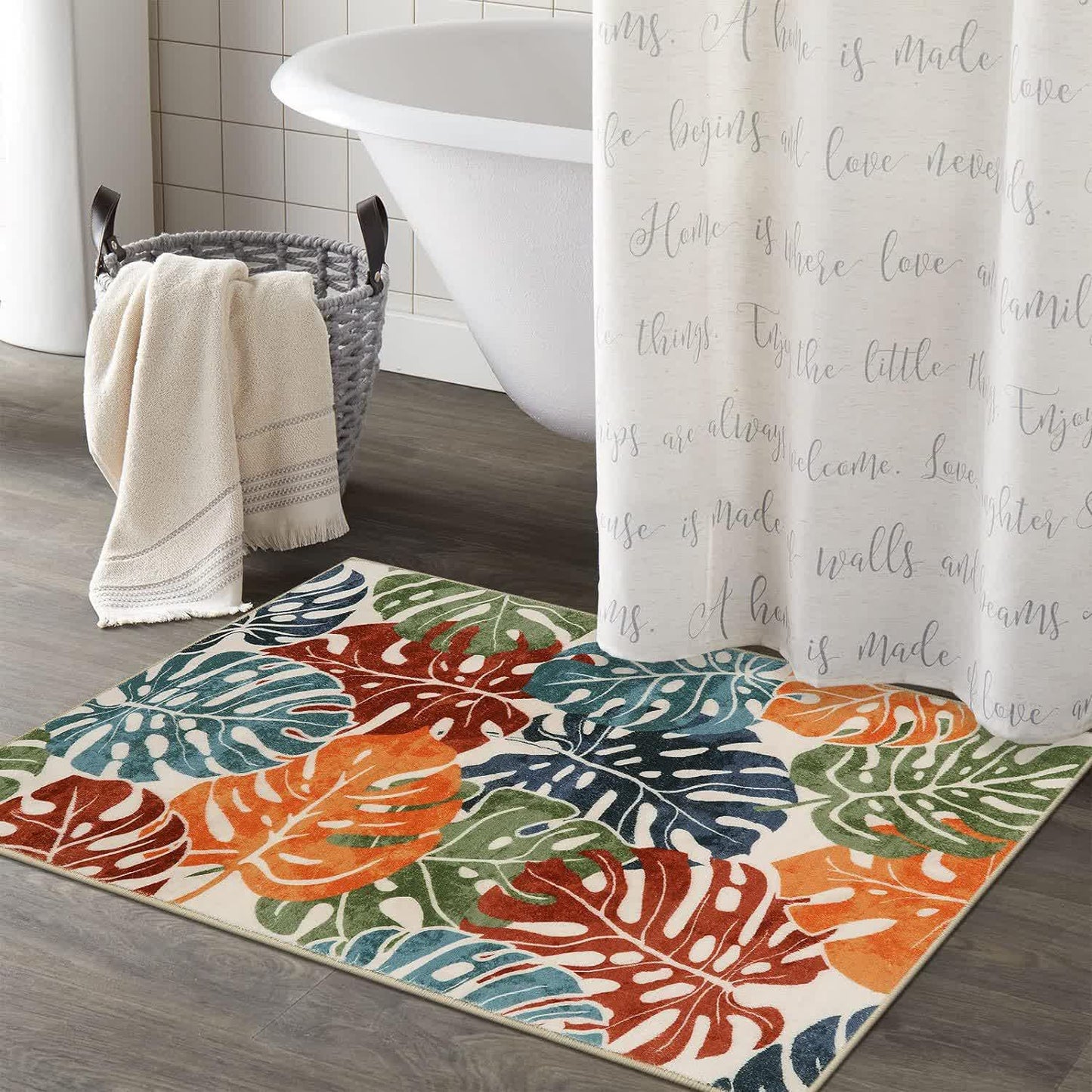 Tapis avec des feuilles et des fleurs tropicales
