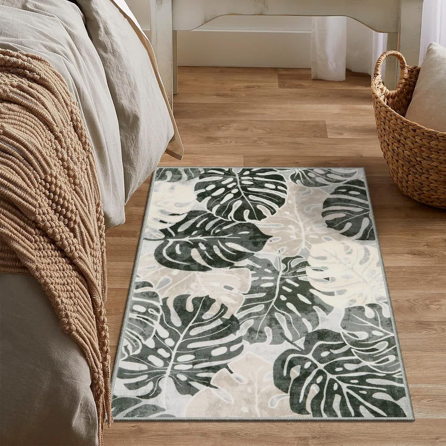 Tapis avec des feuilles et des fleurs tropicales