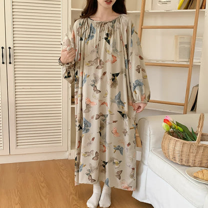 Chemise de nuit ample en satin à motif papillons