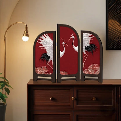 Paravent pliable avec grue à couronne rouge