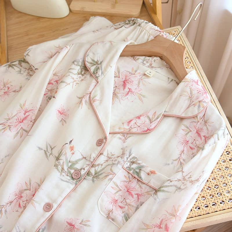Vêtements de détente élégants avec branches et feuilles de cerisier