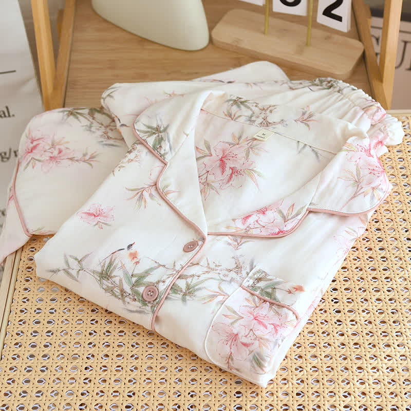 Vêtements de détente élégants avec branches et feuilles de cerisier