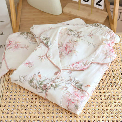 Vêtements de détente élégants avec branches et feuilles de cerisier
