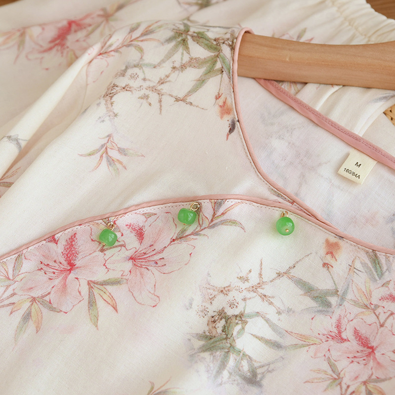 Vêtements de détente élégants avec branches et feuilles de cerisier
