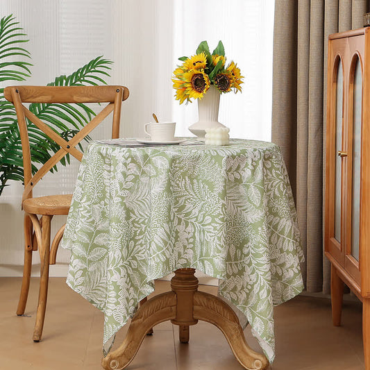 Nappe rustique, fraîche et imperméable avec des branches botaniques