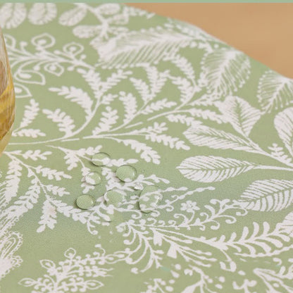 Nappe rustique, fraîche et imperméable avec des branches botaniques