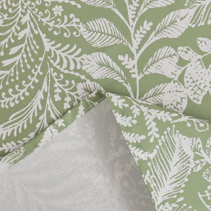 Nappe rustique, fraîche et imperméable avec des branches botaniques