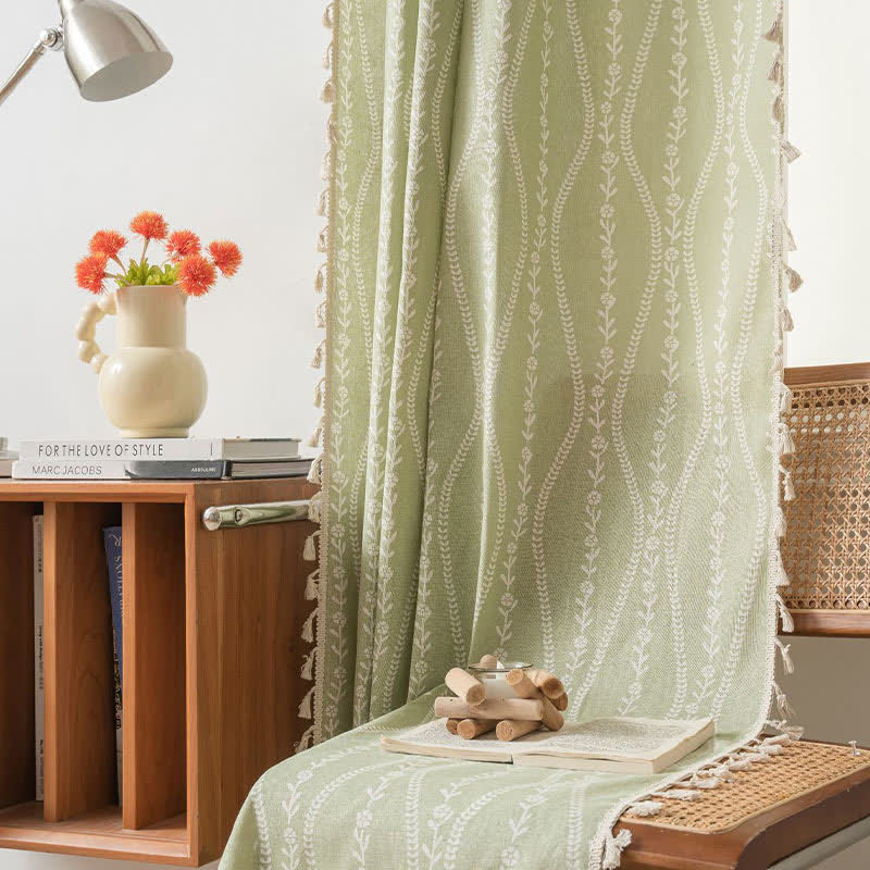Rideau transparent rustique avec motif floral et feuilles et pompons incurvés