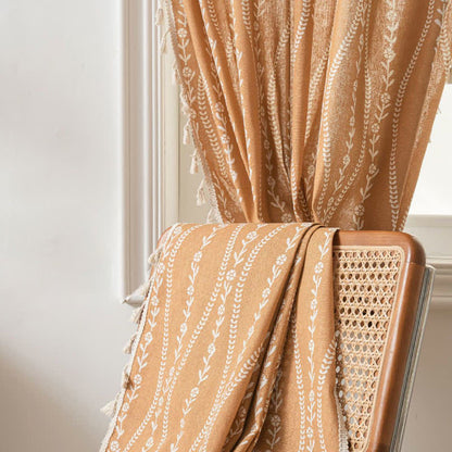 Rideau transparent rustique avec motif floral et feuilles et pompons incurvés
