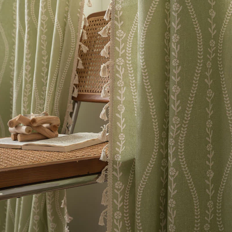 Rideau transparent rustique avec motif floral et feuilles et pompons incurvés