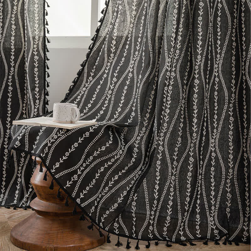 Rideau transparent rustique avec motif floral et feuilles et pompons incurvés