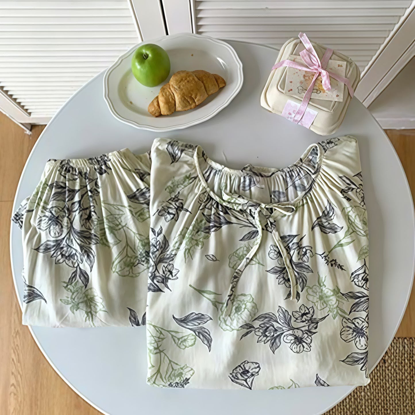 Ensemble de vêtements d'intérieur à col rond avec imprimé floral et papillon