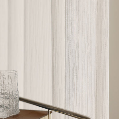 Rideau minimaliste moderne avec structure filtrant la lumière