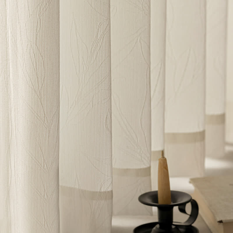 Rideau minimaliste moderne avec structure filtrant la lumière