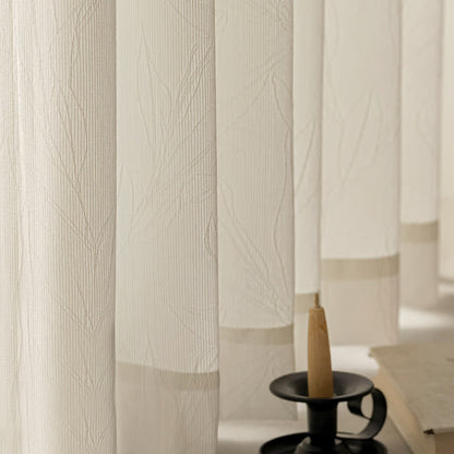 Rideau minimaliste moderne avec structure filtrant la lumière