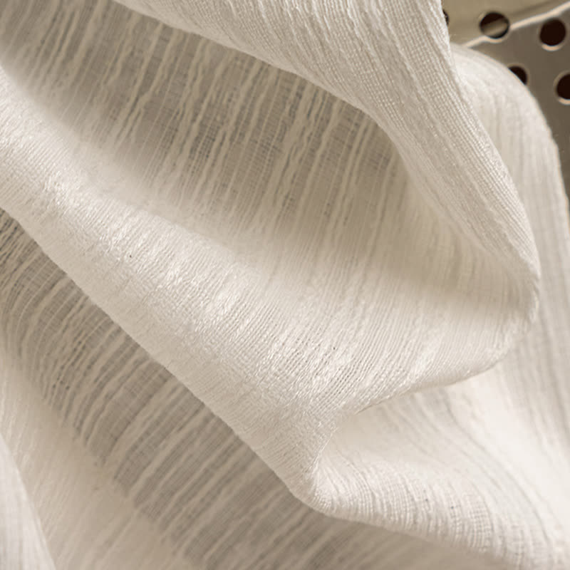 Rideau minimaliste moderne avec structure filtrant la lumière