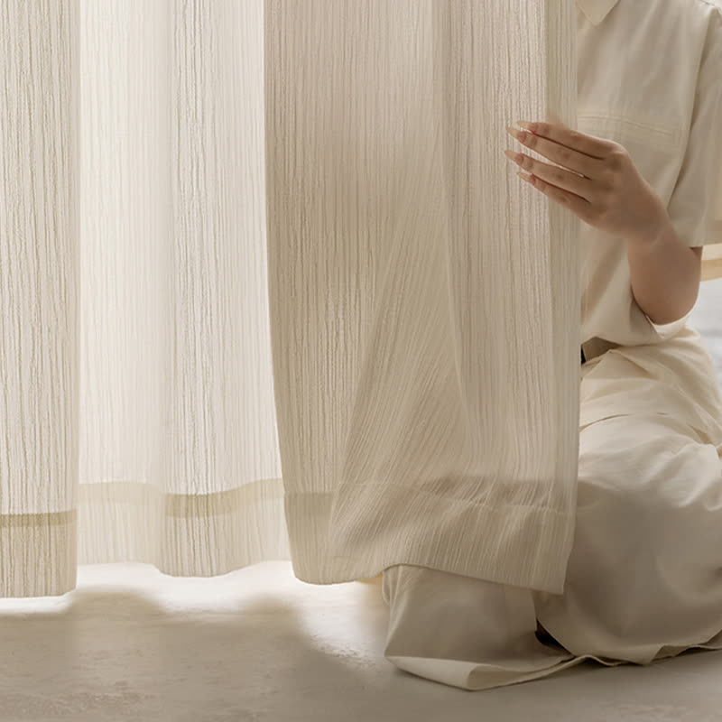 Rideau minimaliste moderne avec structure filtrant la lumière