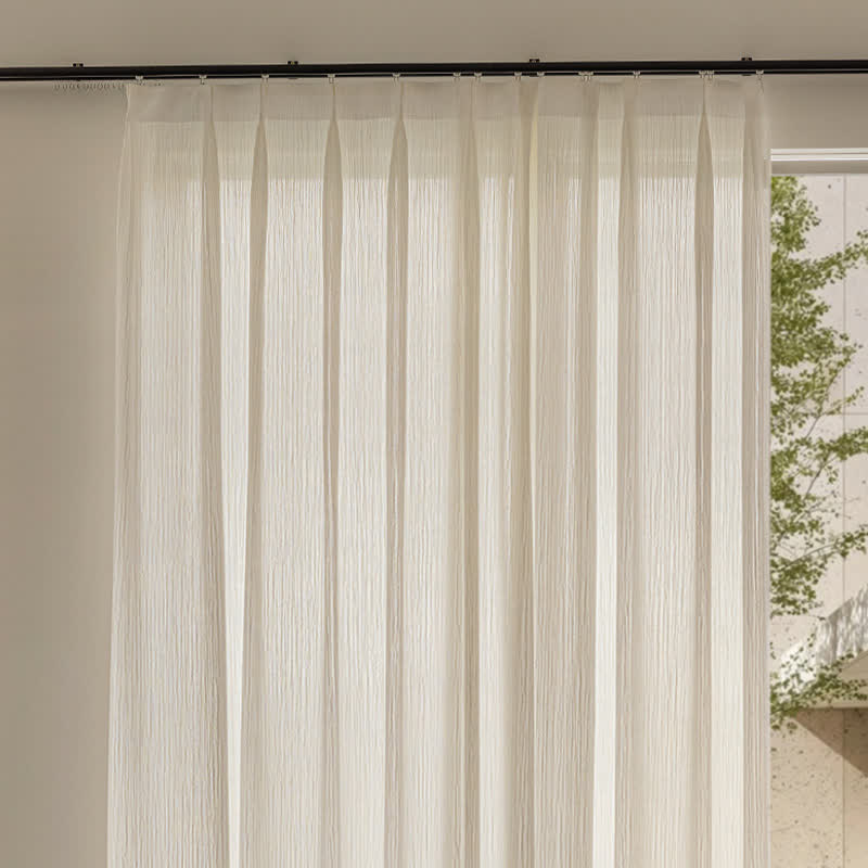 Rideau minimaliste moderne avec structure filtrant la lumière