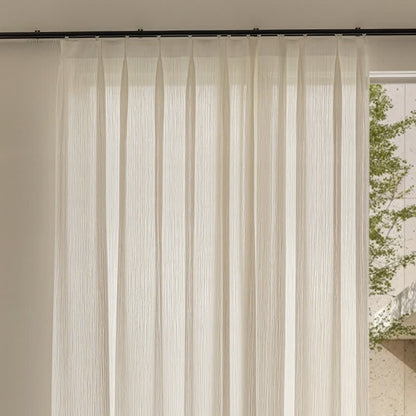 Rideau minimaliste moderne avec structure filtrant la lumière