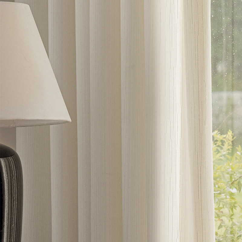 Rideau minimaliste moderne avec structure filtrant la lumière