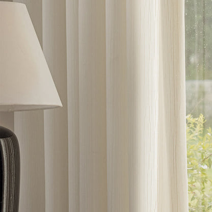 Rideau minimaliste moderne avec structure filtrant la lumière