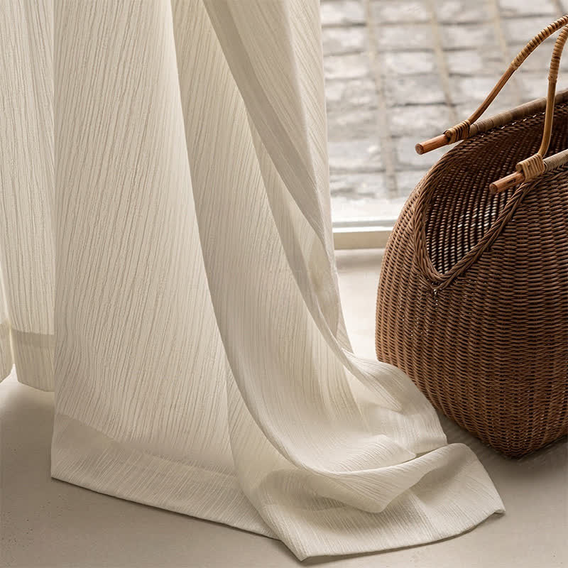 Rideau minimaliste moderne avec structure filtrant la lumière