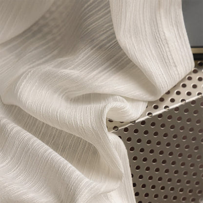 Rideau minimaliste moderne avec structure filtrant la lumière
