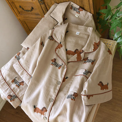 Ensemble pyjama à manches courtes mignon avec un couple de teckels