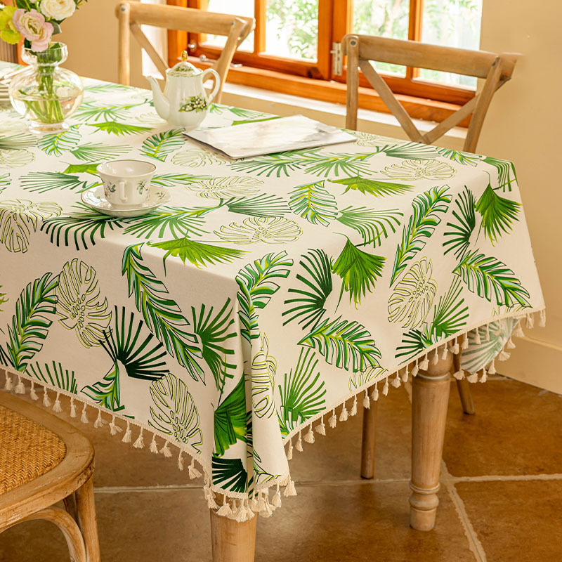 Nappe douce avec pompons en feuilles tropicales