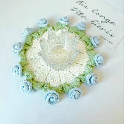 Dessous de verre crocheté fait main avec un bouquet de roses