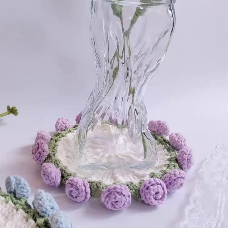 Dessous de verre crocheté fait main avec un bouquet de roses