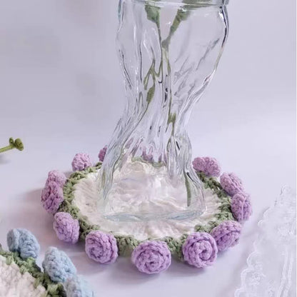 Dessous de verre crocheté fait main avec un bouquet de roses