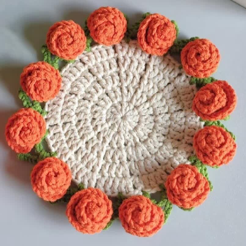 Dessous de verre crocheté fait main avec un bouquet de roses