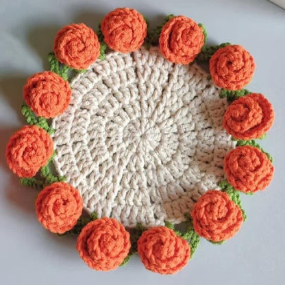 Dessous de verre crocheté fait main avec un bouquet de roses