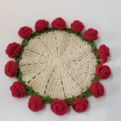 Dessous de verre crocheté fait main avec un bouquet de roses