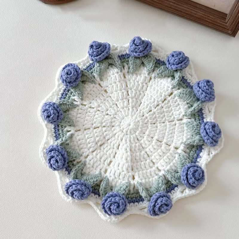 Dessous de verre crocheté fait main avec un bouquet de roses