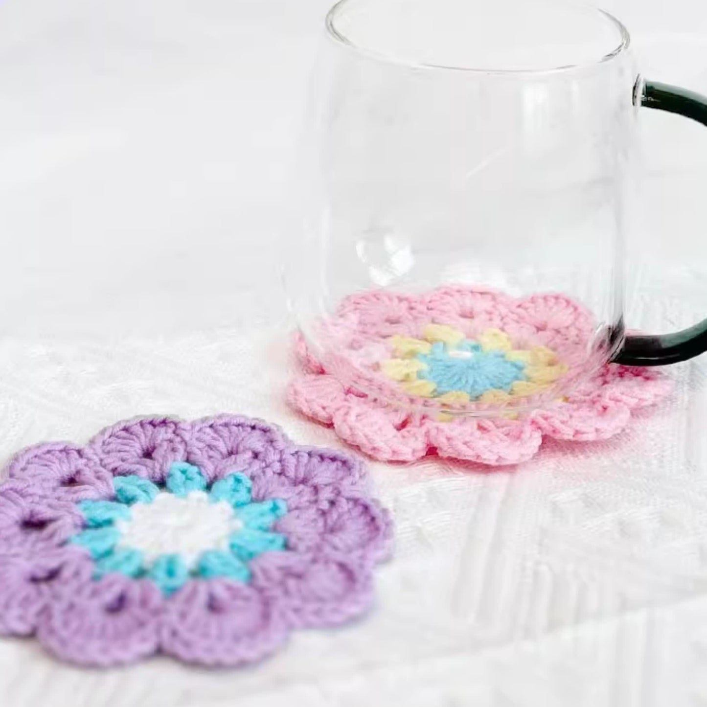 Dessous de verre fait main au crochet avec des fleurs