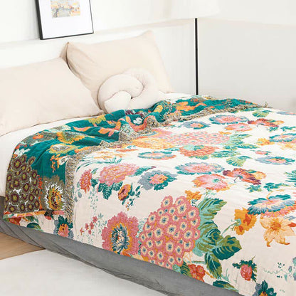 Couette réversible en gaze de coton multicouche avec motif floral et pompons