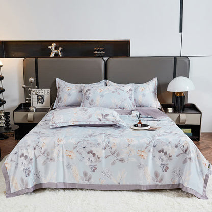 Couette d'été douce avec des fleurs et des feuilles pastorales