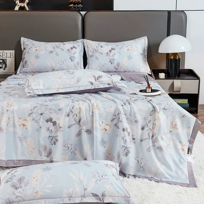 Couette d'été douce avec des fleurs et des feuilles pastorales