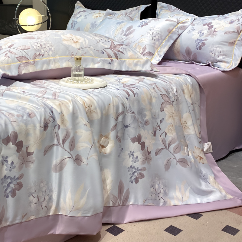 Couette d'été douce avec des fleurs et des feuilles pastorales