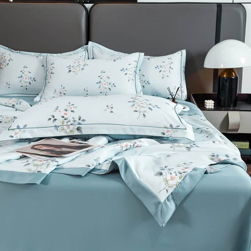 Couette d'été douce et rustique bleue à motif floral