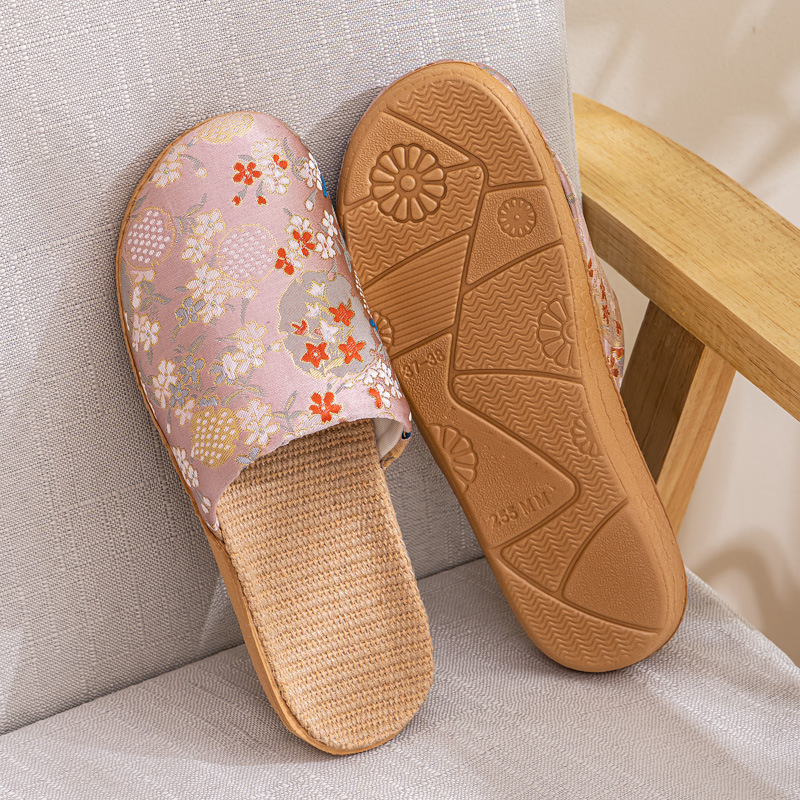 Chaussons antidérapants avec broderie florale